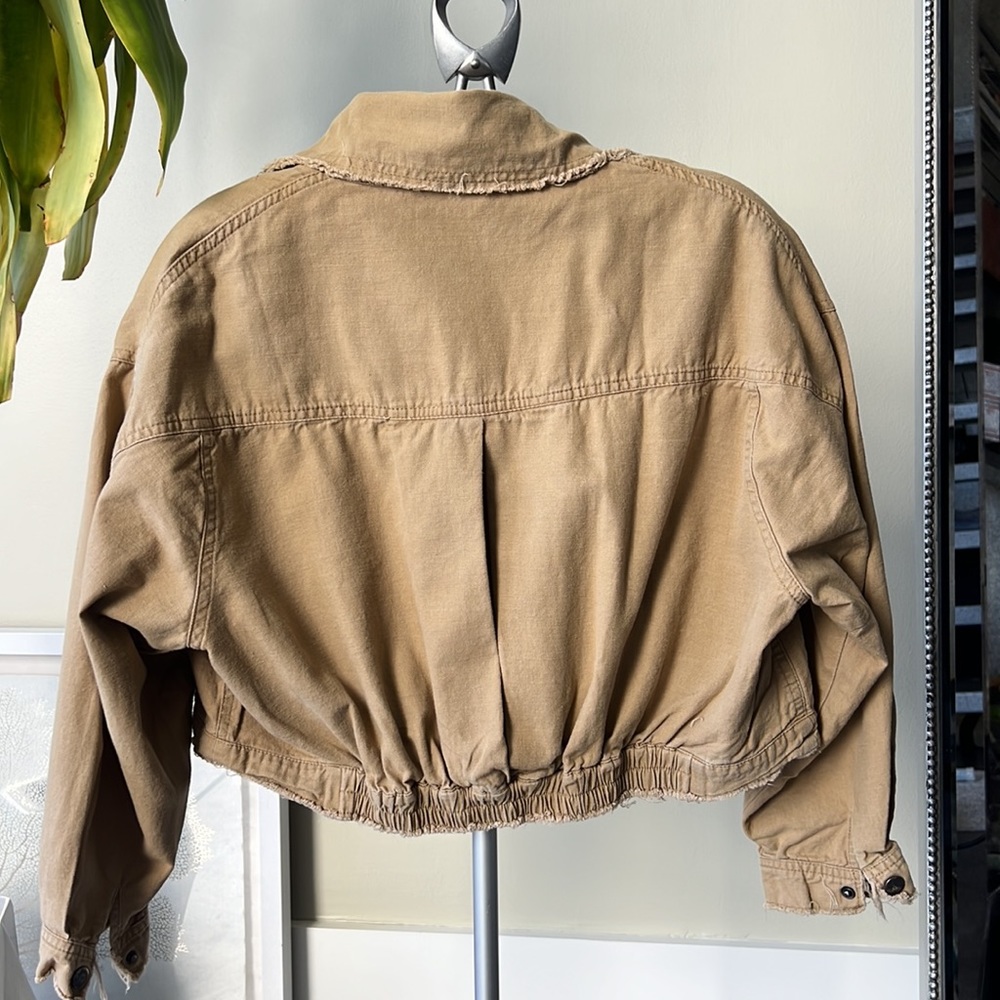 Cropped light cargo jacket. - Picture 2 of 7